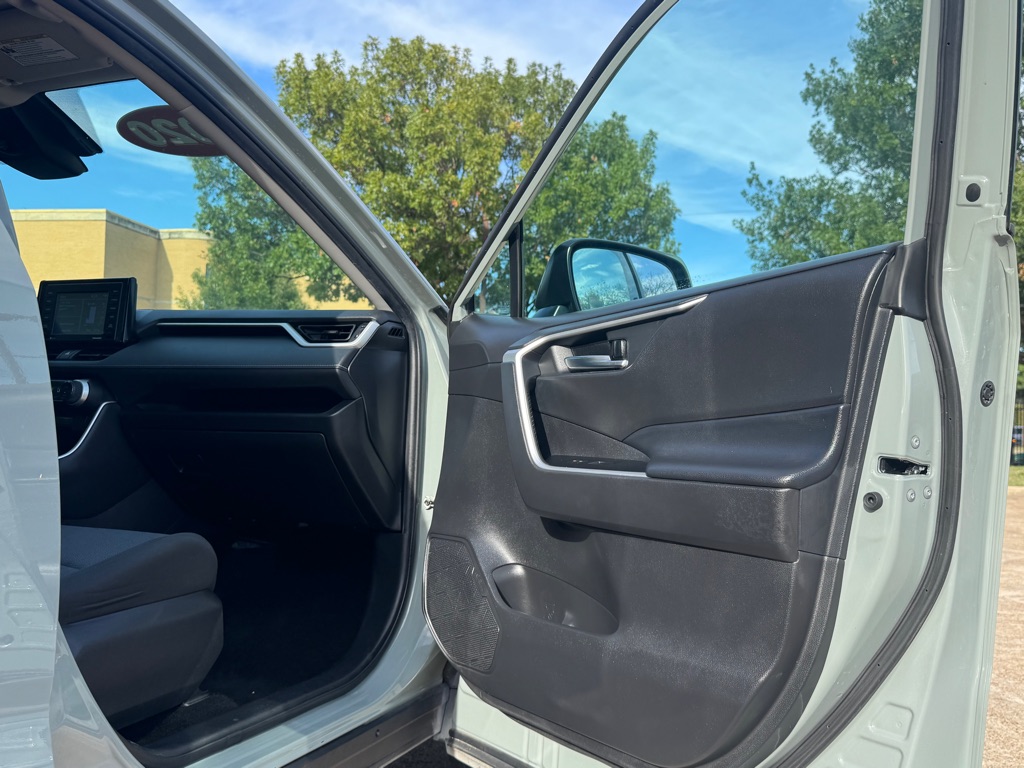 Photo 29 of this TOYOTA RAV4 HYBRID