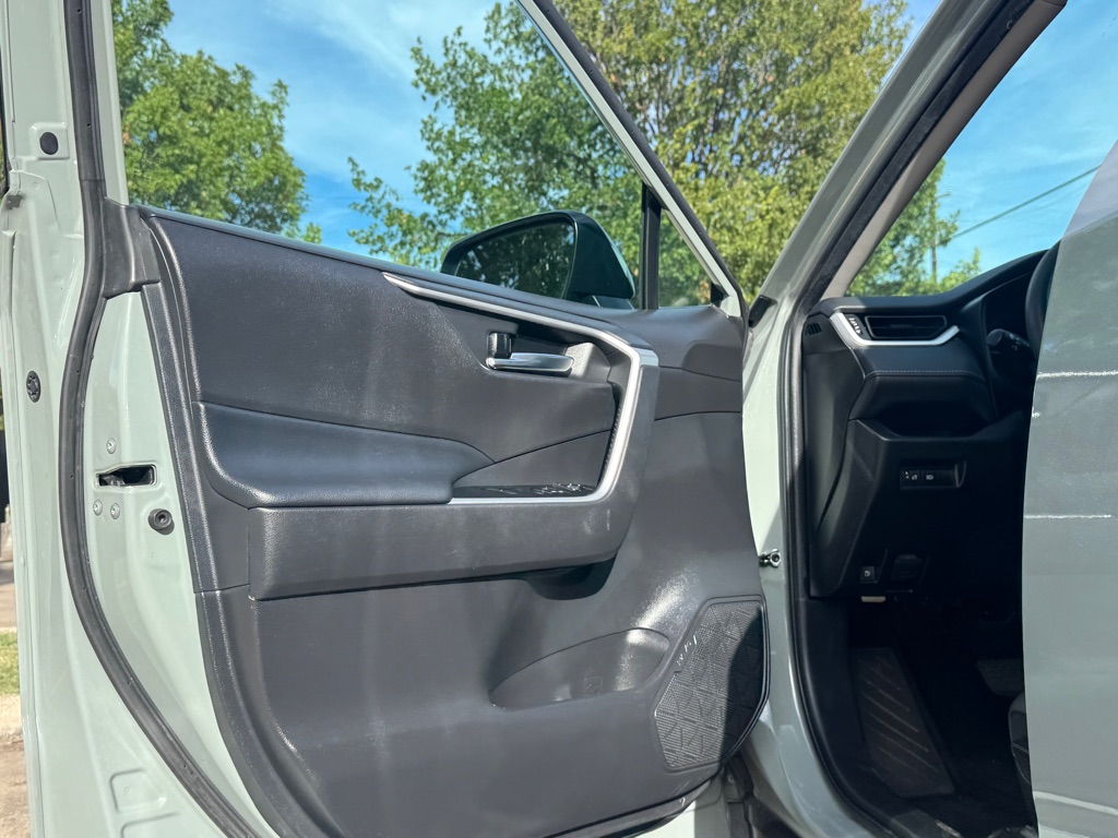 Photo 5 of this TOYOTA RAV4 HYBRID