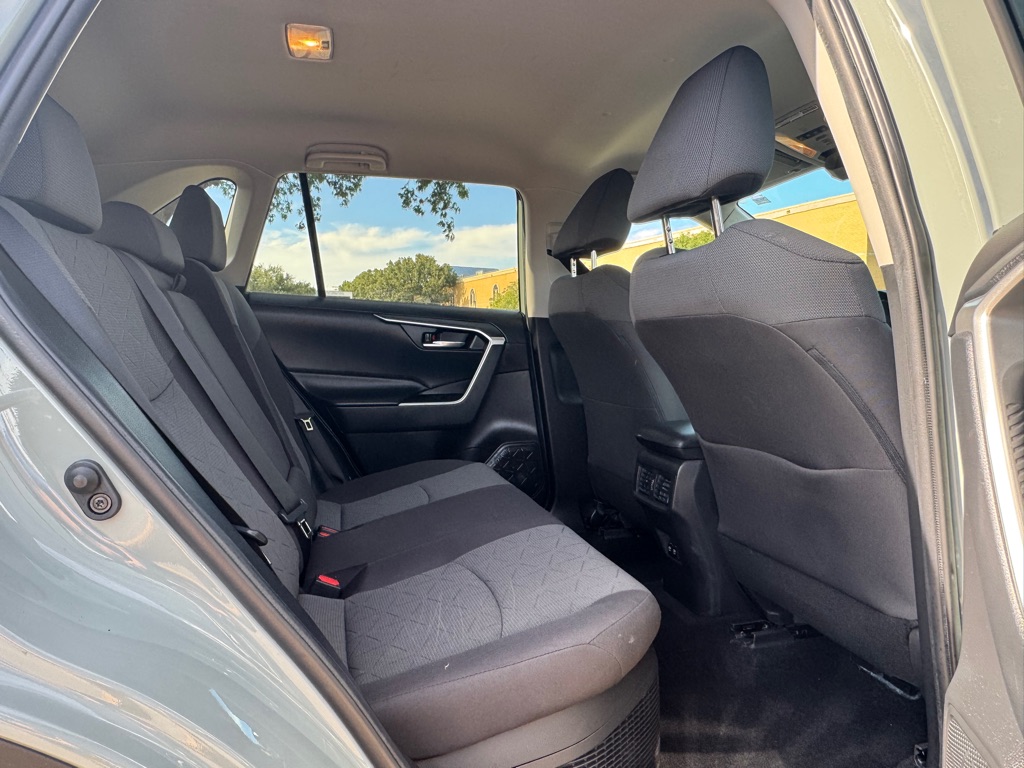 Photo 28 of this TOYOTA RAV4 HYBRID