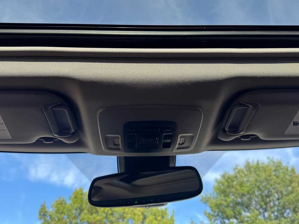 Photo 24 of this TOYOTA CAMRY HYBRID