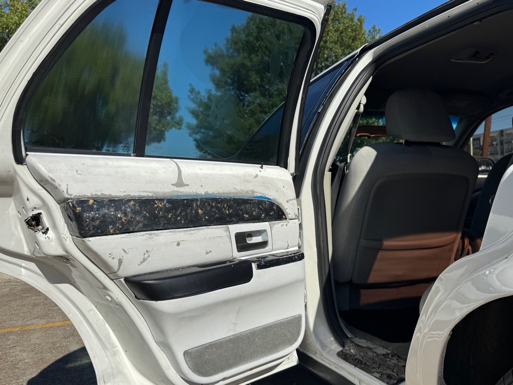 Photo 19 of this FORD CROWN VICTORIA