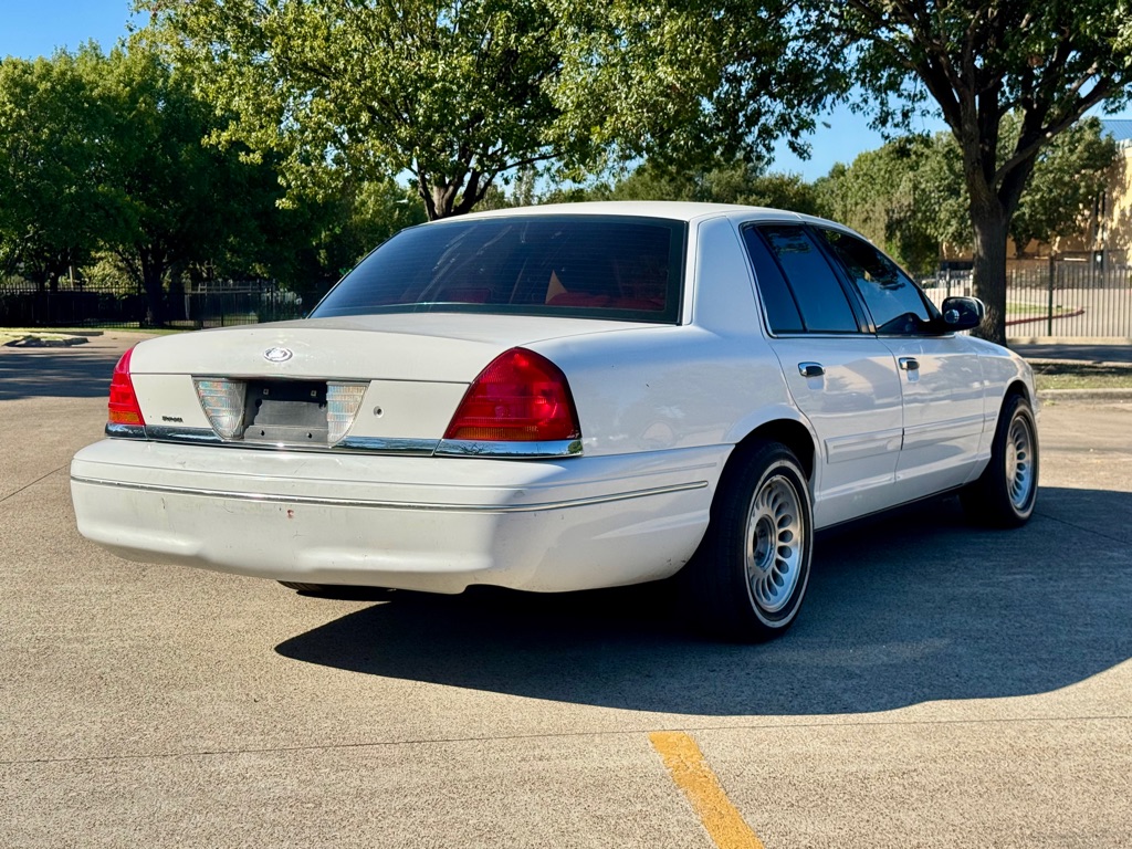 Photo 3 of this FORD CROWN VICTORIA