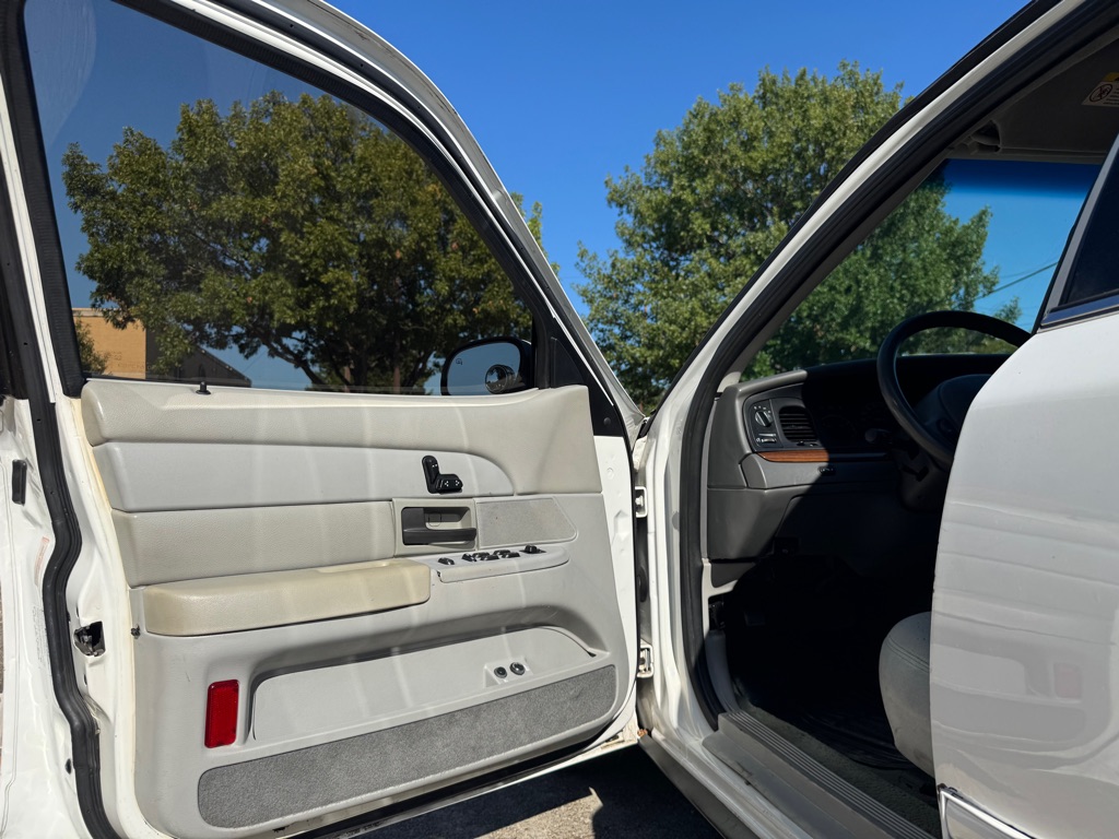 Photo 5 of this FORD CROWN VICTORIA