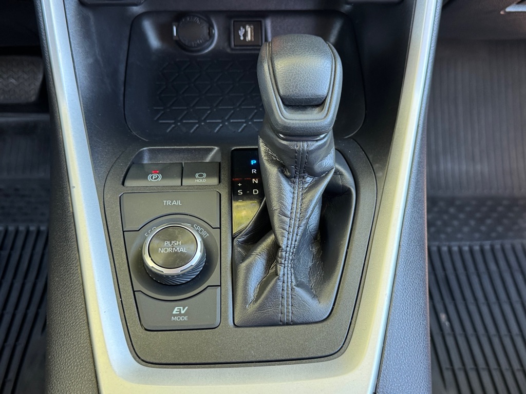 Photo 16 of this TOYOTA RAV4 HYBRID