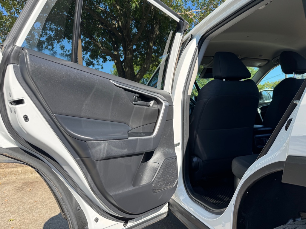 Photo 23 of this TOYOTA RAV4 HYBRID