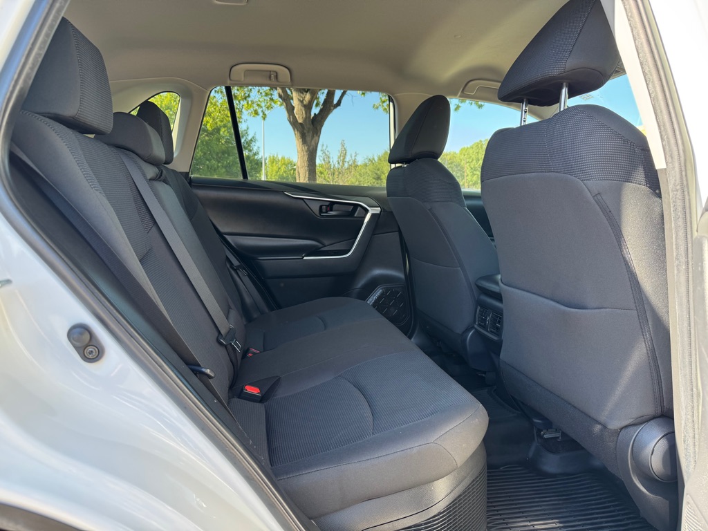 Photo 27 of this TOYOTA RAV4 HYBRID