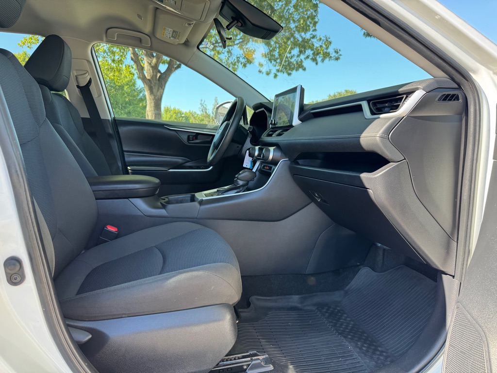 Photo 29 of this TOYOTA RAV4 HYBRID