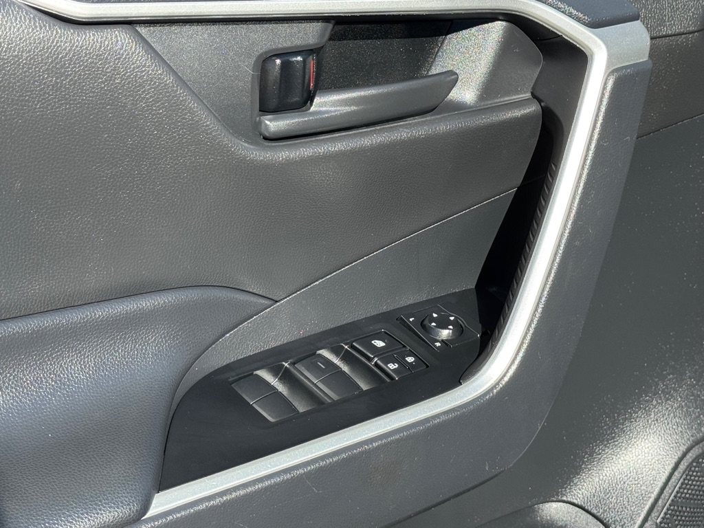 Photo 6 of this TOYOTA RAV4 HYBRID