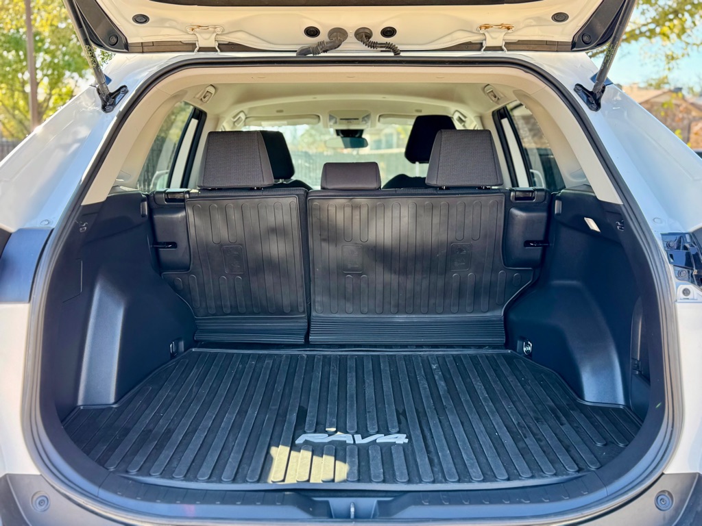 Photo 30 of this TOYOTA RAV4 HYBRID