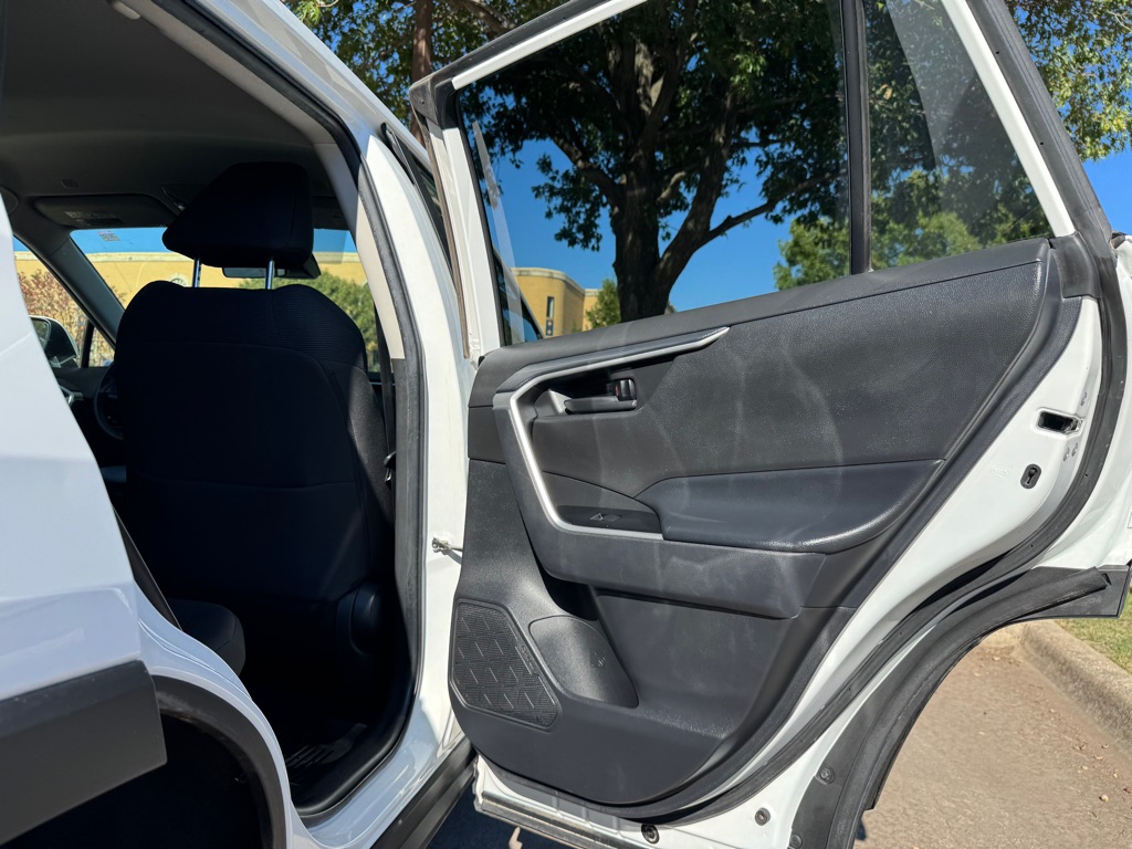 Photo 26 of this TOYOTA RAV4 HYBRID