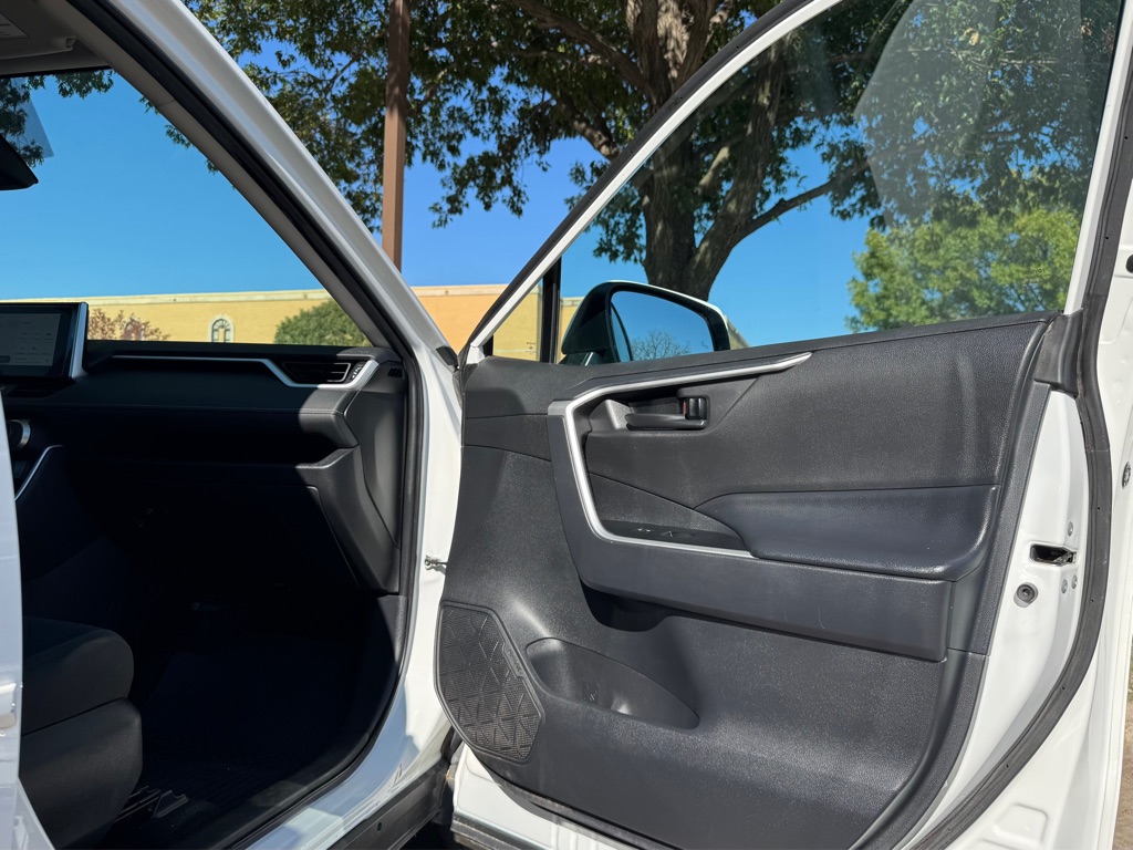 Photo 28 of this TOYOTA RAV4 HYBRID