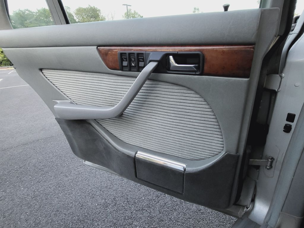 Photo 38 of this MERCEDES-BENZ 500