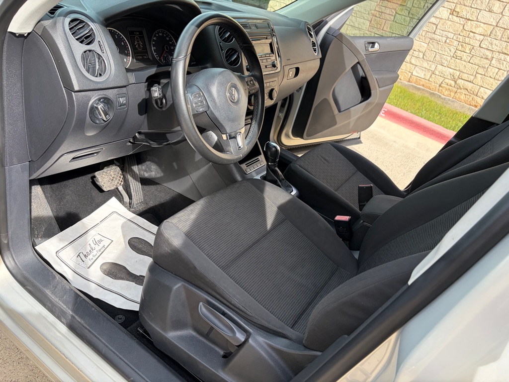 Photo 8 of this VOLKSWAGEN TIGUAN