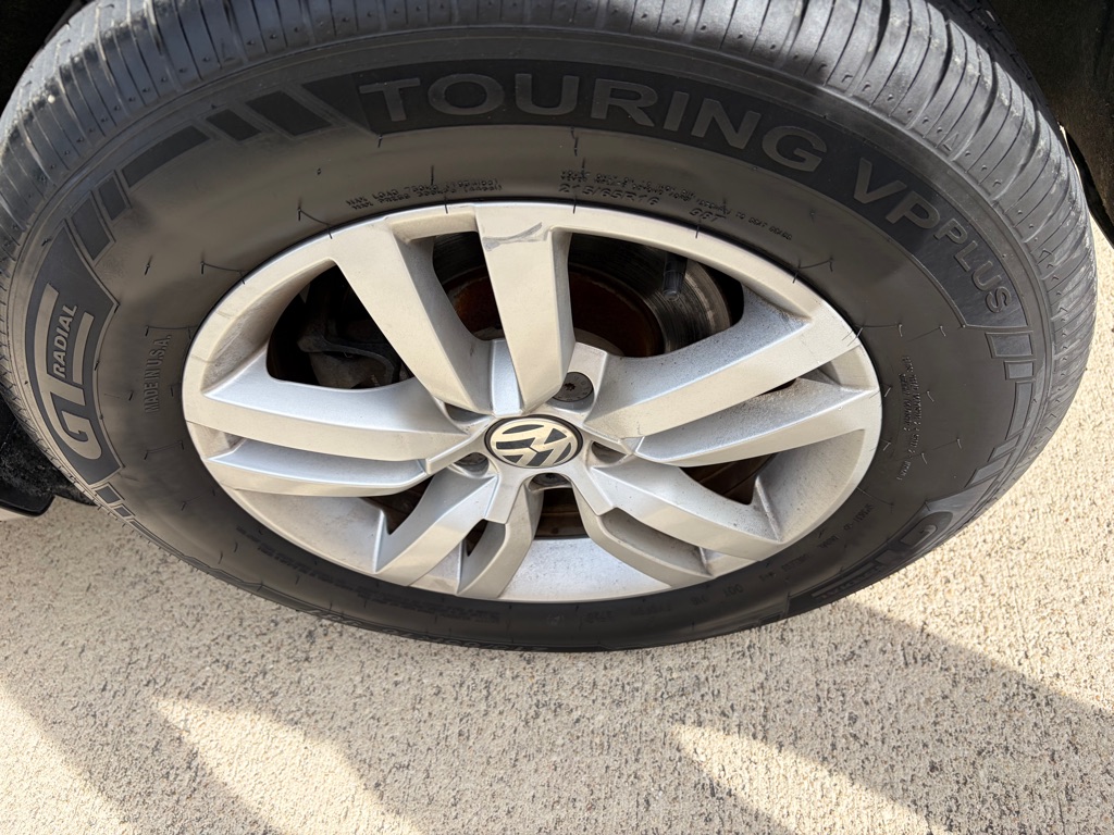 Photo 12 of this VOLKSWAGEN TIGUAN