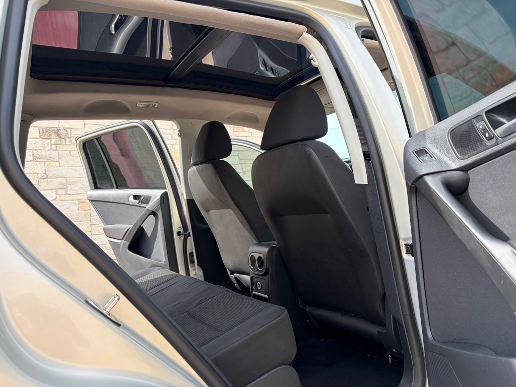 Photo 6 of this VOLKSWAGEN TIGUAN