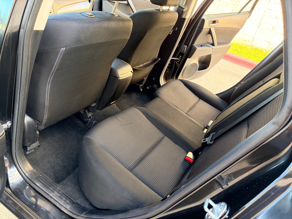 Photo 7 of this MAZDA 3
