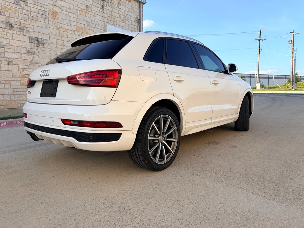 Photo 2 of this AUDI Q3