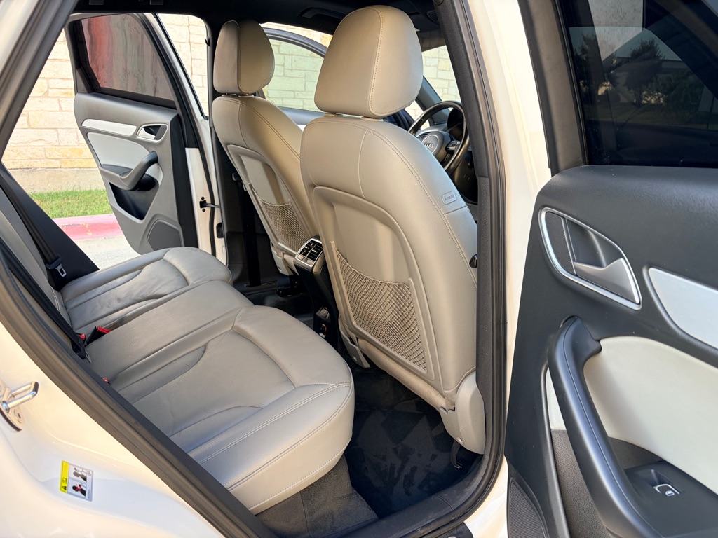 Photo 6 of this AUDI Q3