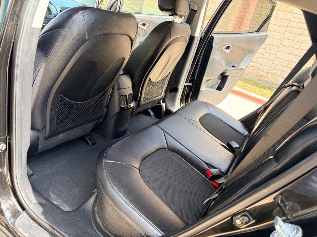 Photo 7 of this HYUNDAI TUCSON