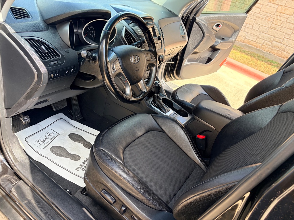 Photo 8 of this HYUNDAI TUCSON