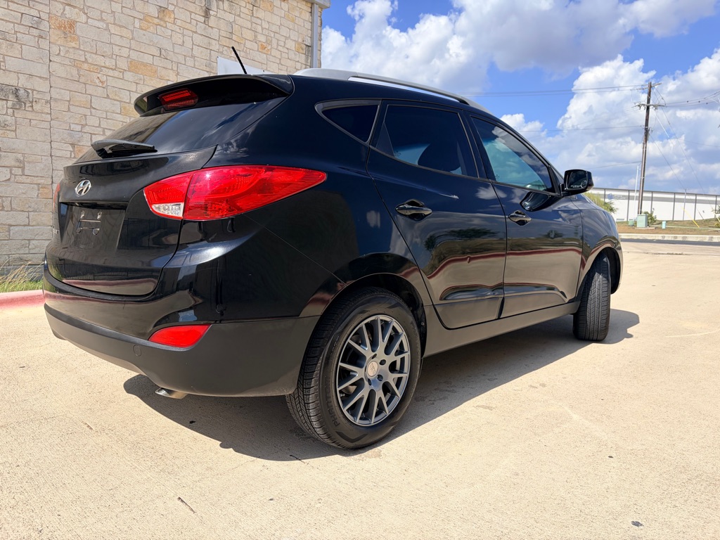 Photo 2 of this HYUNDAI TUCSON