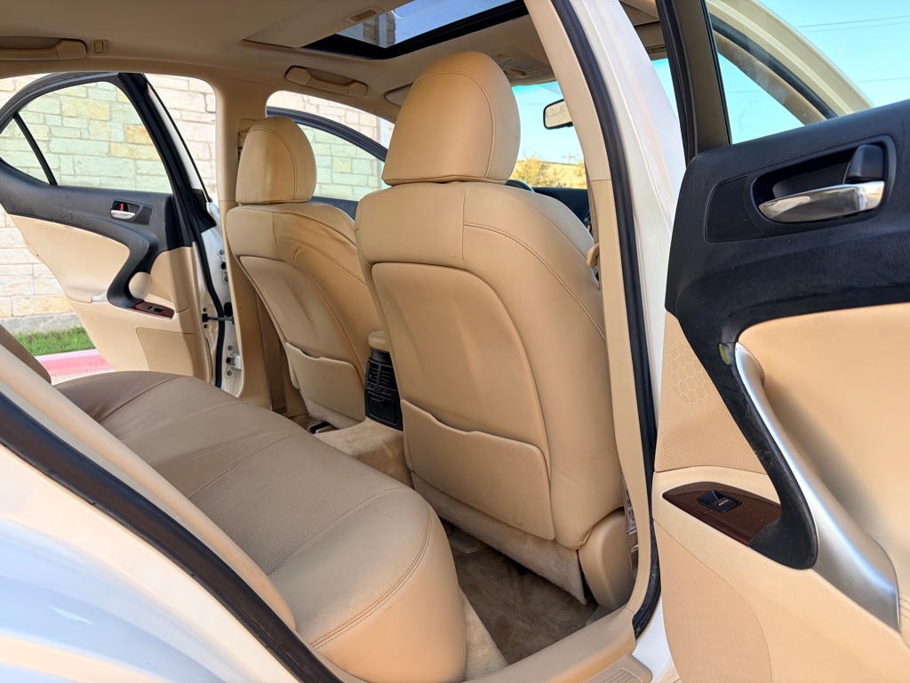 Photo 6 of this LEXUS IS