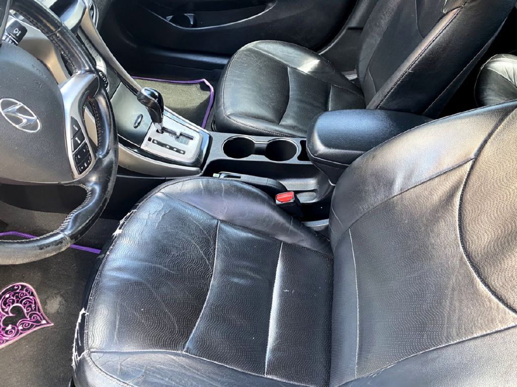 Photo 6 of this HYUNDAI ELANTRA
