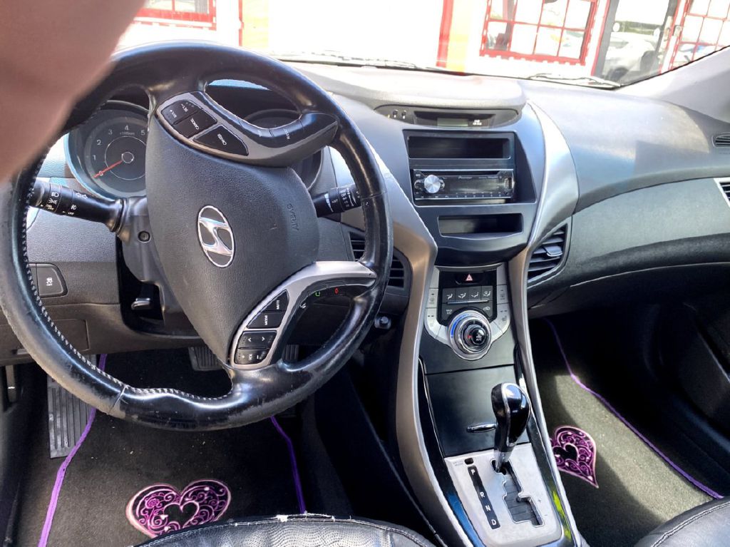 Photo 7 of this HYUNDAI ELANTRA