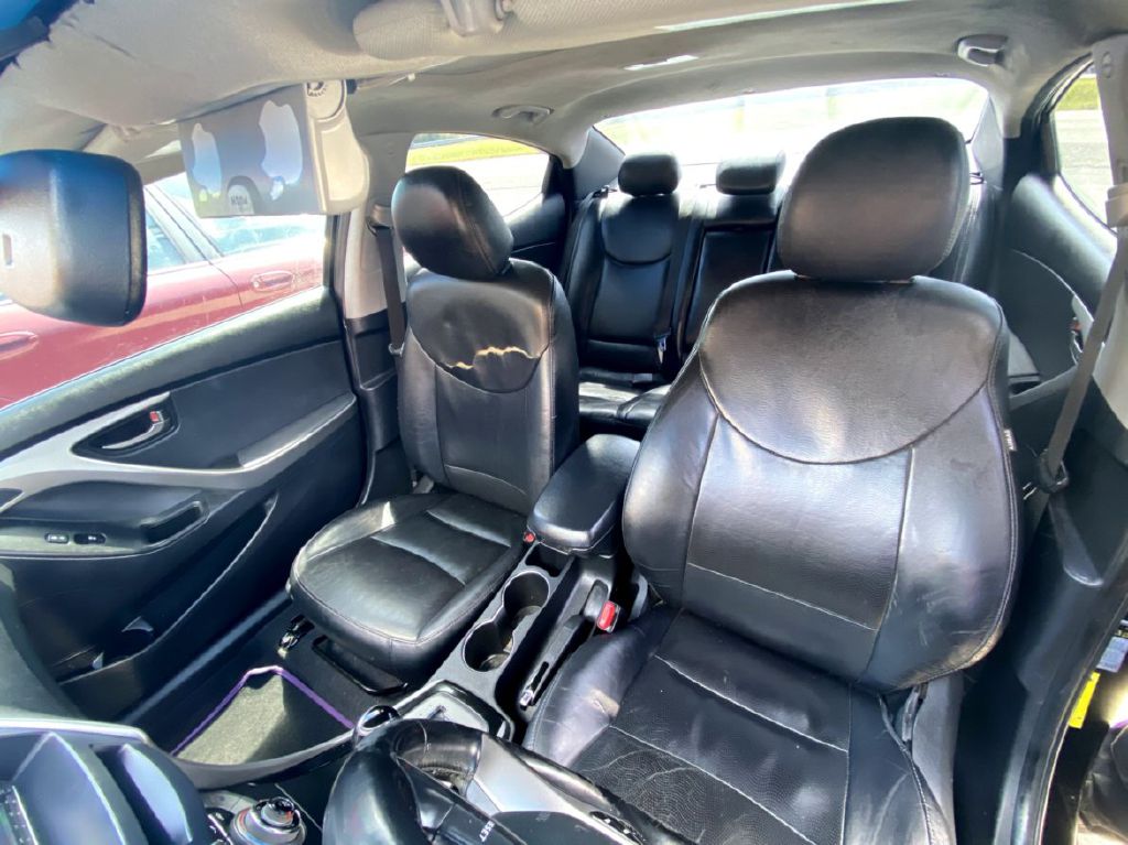 Photo 8 of this HYUNDAI ELANTRA