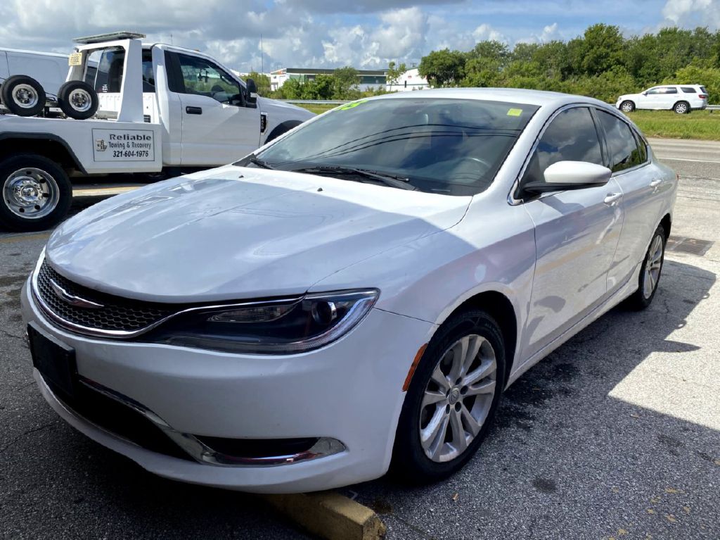 Photo 4 of this CHRYSLER 200