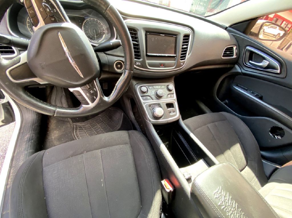 Photo 9 of this CHRYSLER 200
