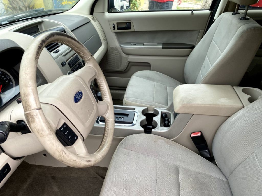 Photo 6 of this FORD ESCAPE