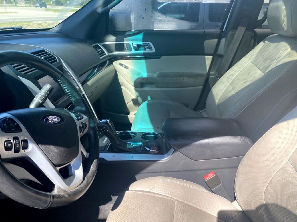 Photo 6 of this FORD EXPLORER