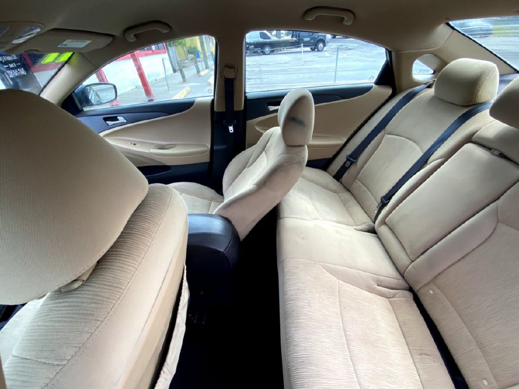 Photo 9 of this HYUNDAI SONATA