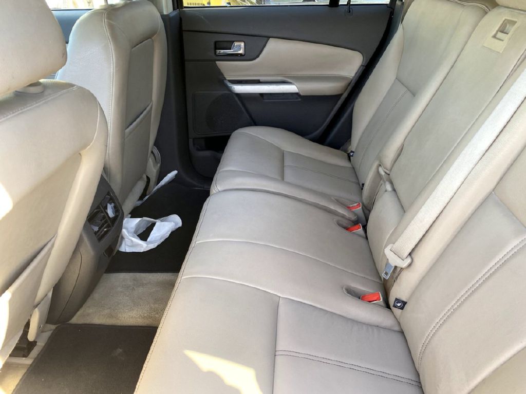 Photo 10 of this FORD EDGE
