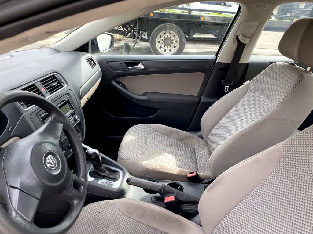 Photo 6 of this VOLKSWAGEN JETTA