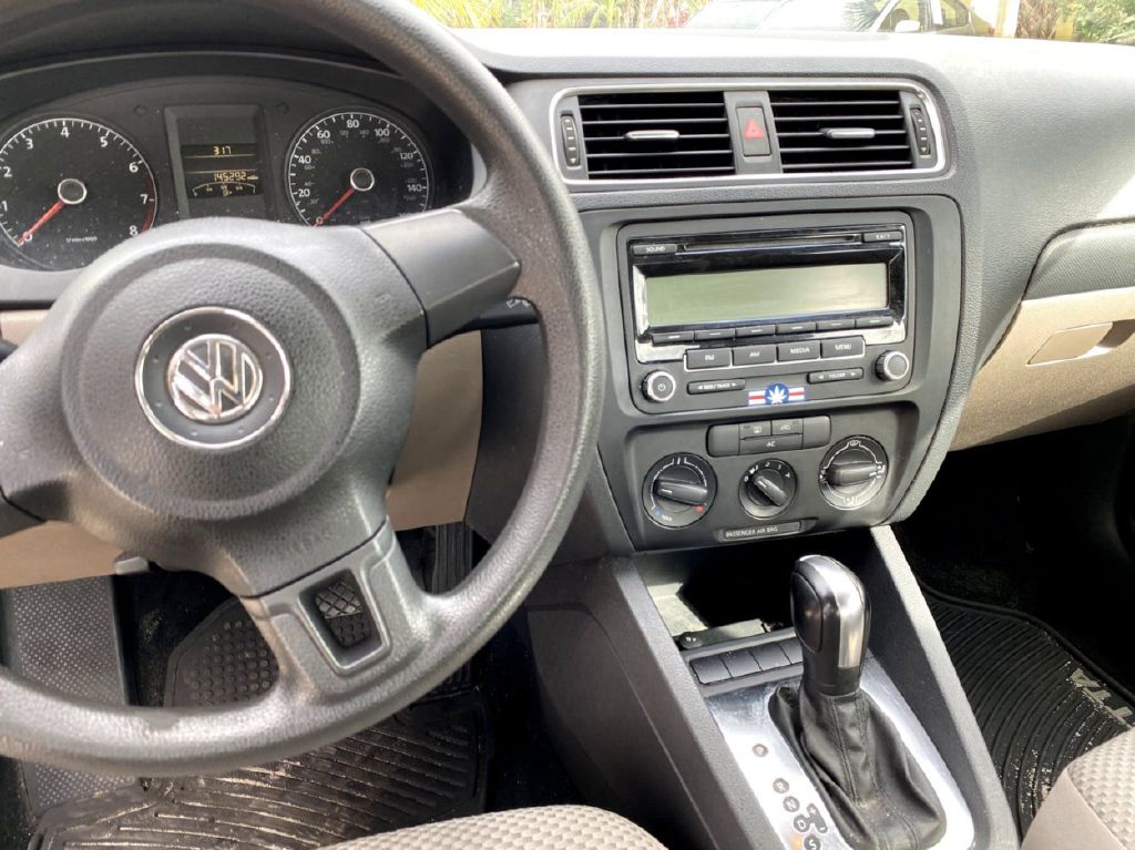 Photo 7 of this VOLKSWAGEN JETTA