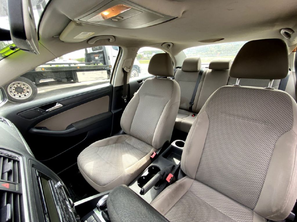 Photo 8 of this VOLKSWAGEN JETTA
