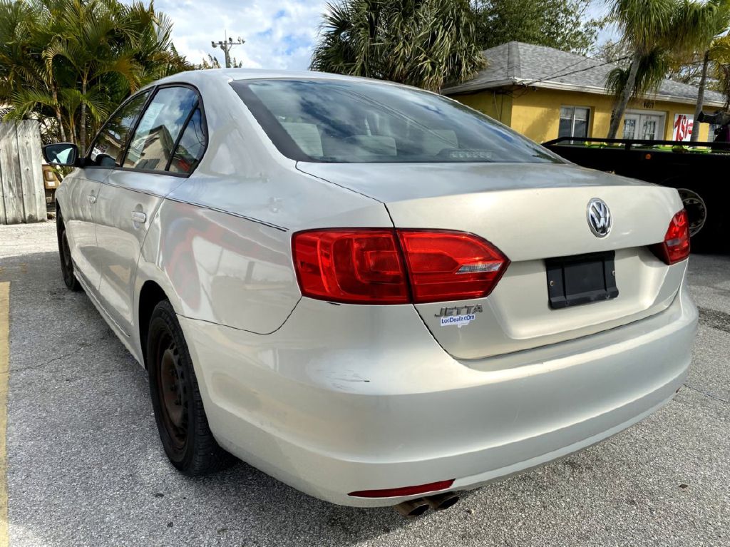 Photo 12 of this VOLKSWAGEN JETTA