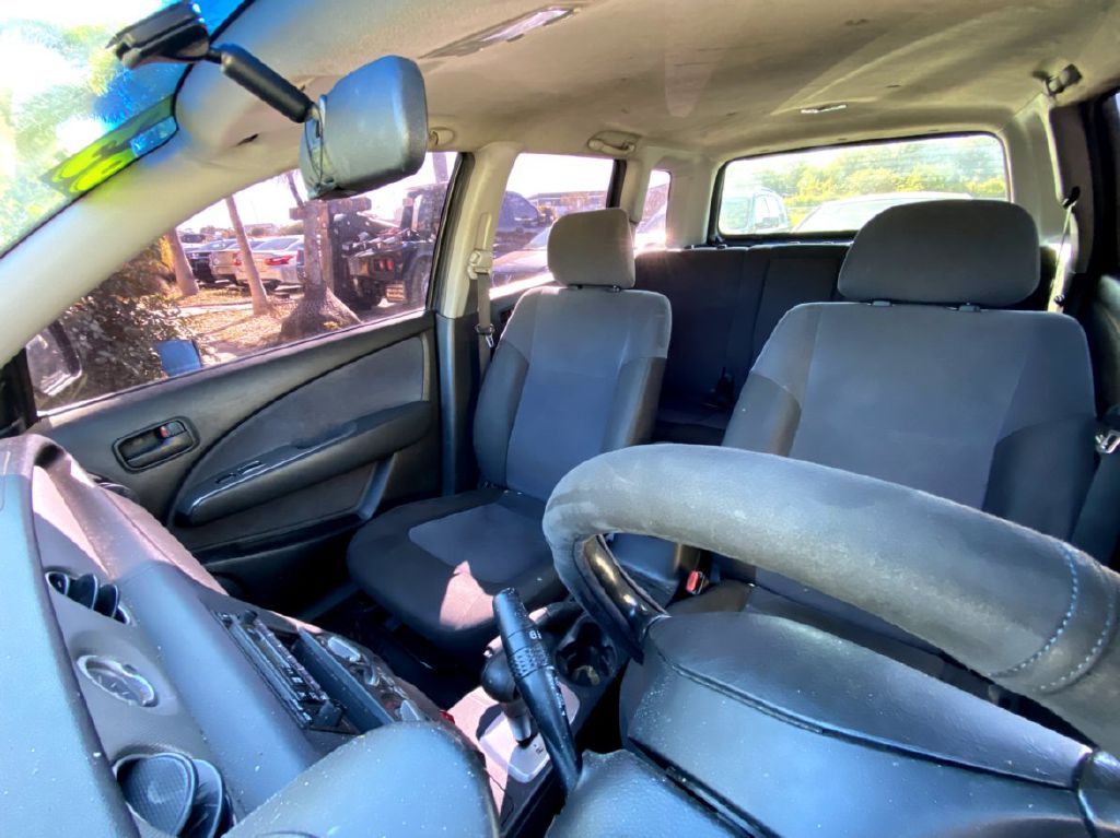 Photo 8 of this MITSUBISHI OUTLANDER