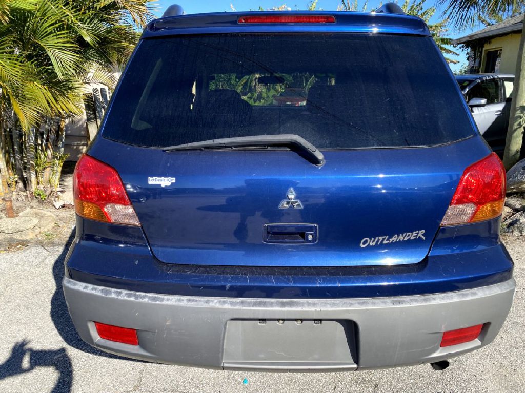 Photo 13 of this MITSUBISHI OUTLANDER