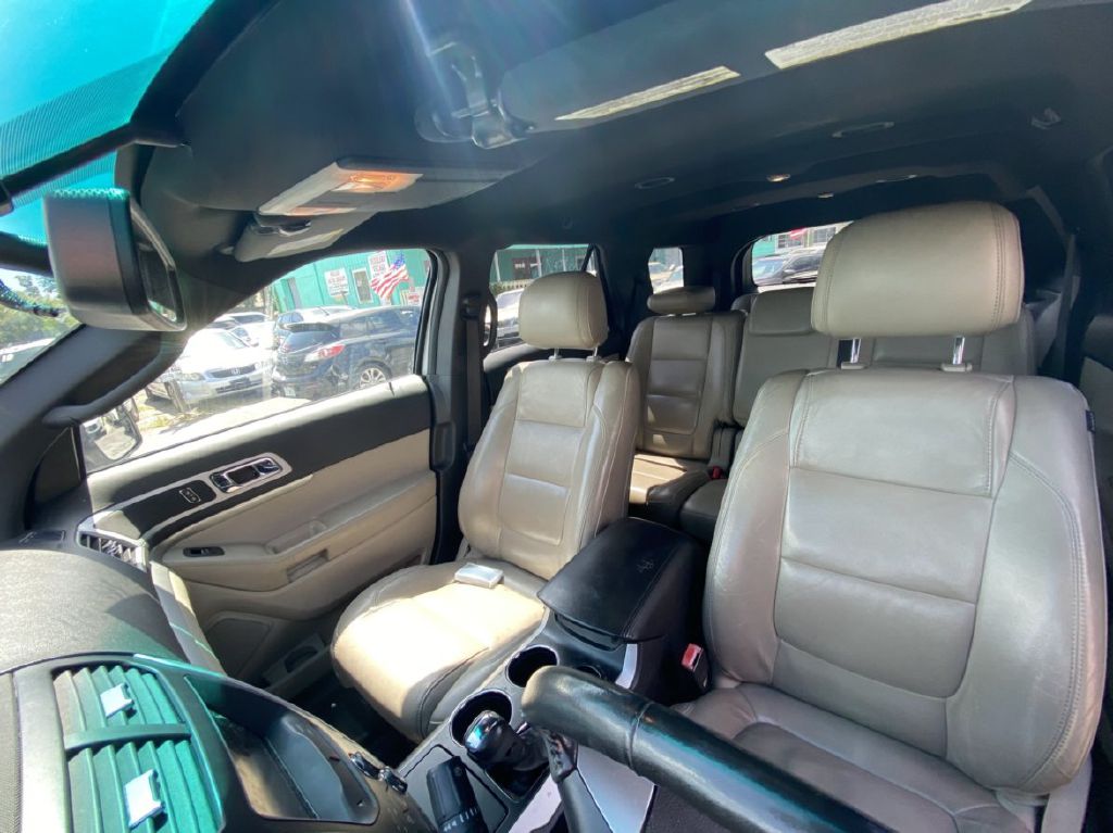 Photo 6 of this FORD EXPLORER