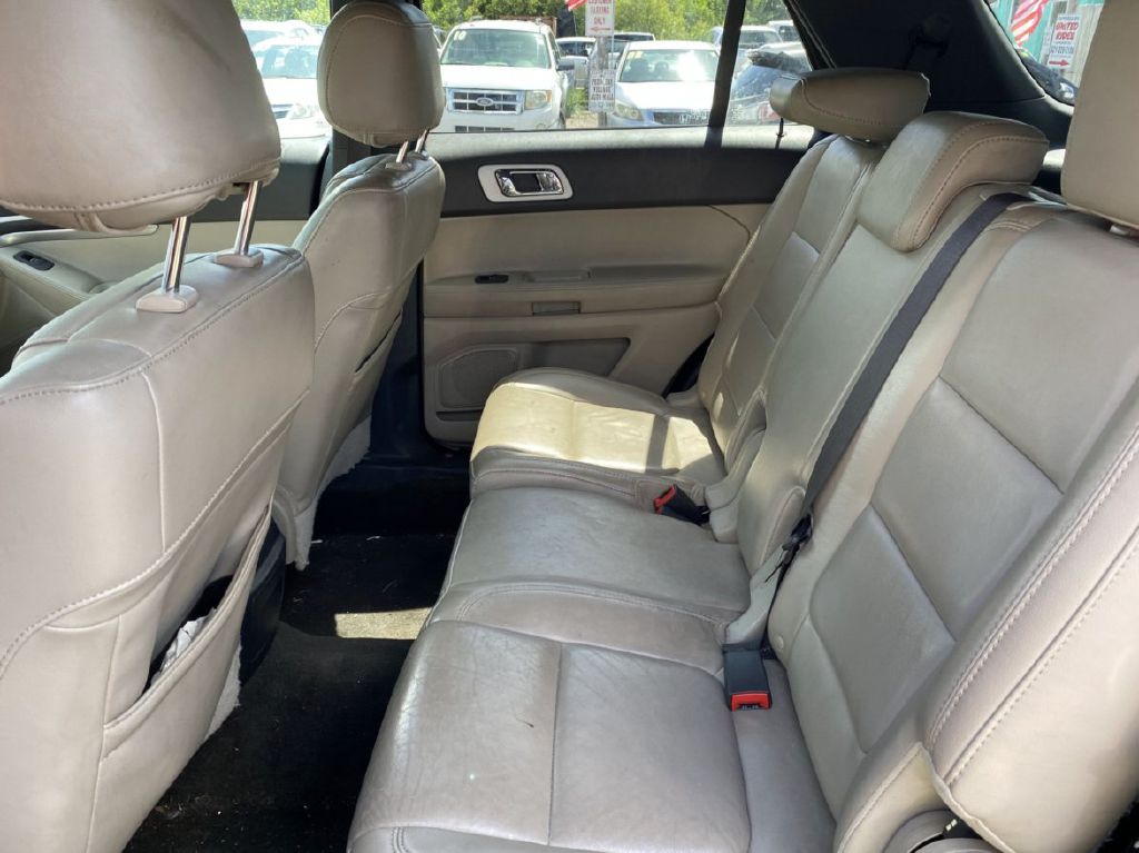 Photo 7 of this FORD EXPLORER