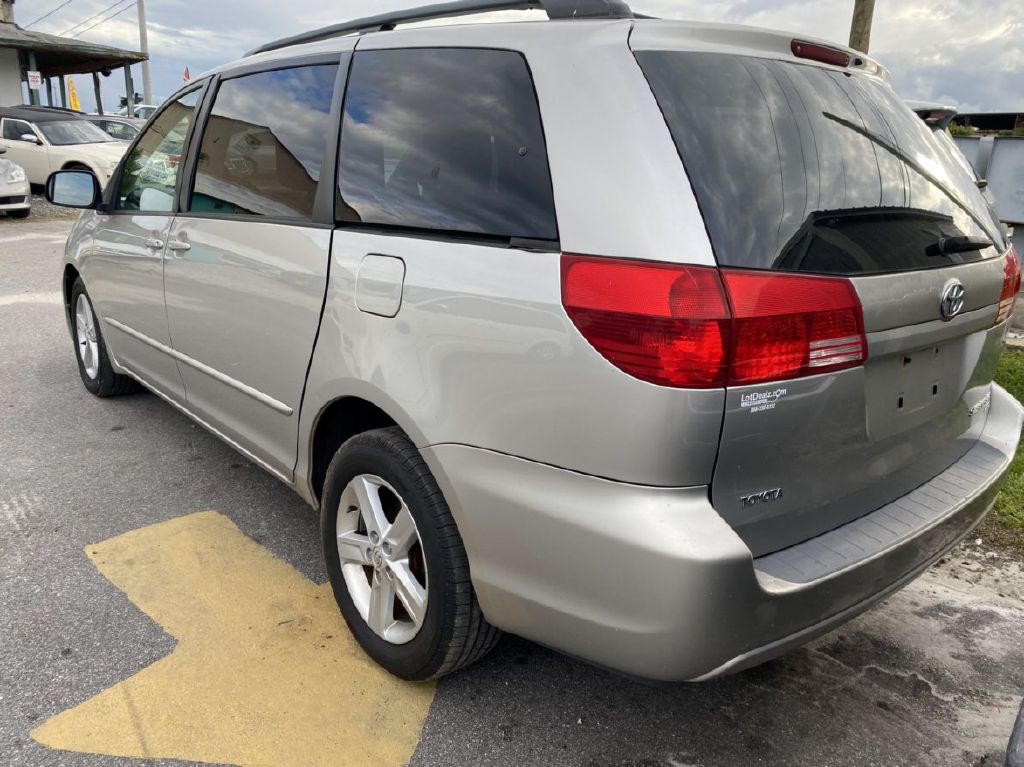 Photo 10 of this TOYOTA SIENNA