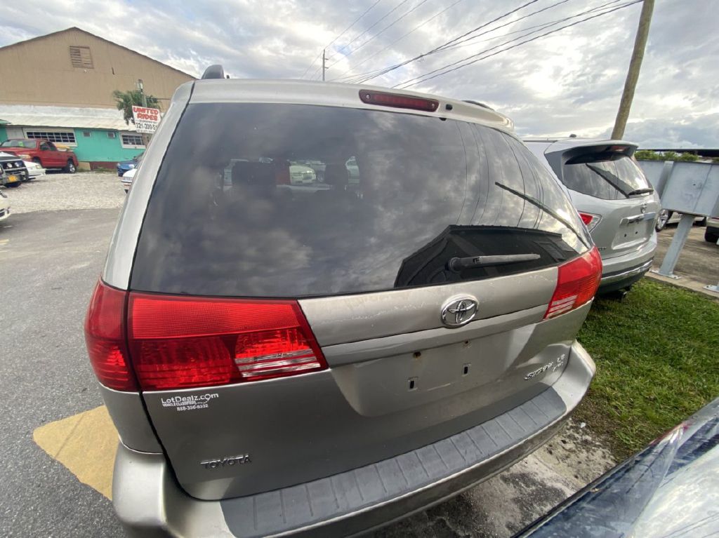Photo 11 of this TOYOTA SIENNA
