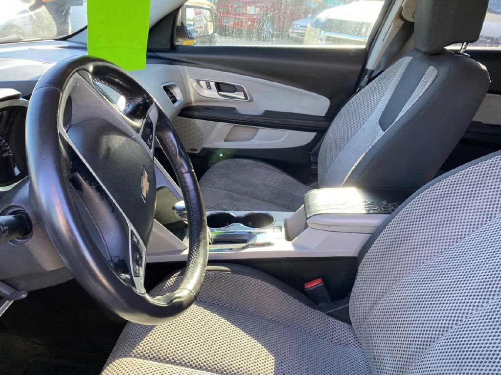 Photo 4 of this CHEVROLET EQUINOX