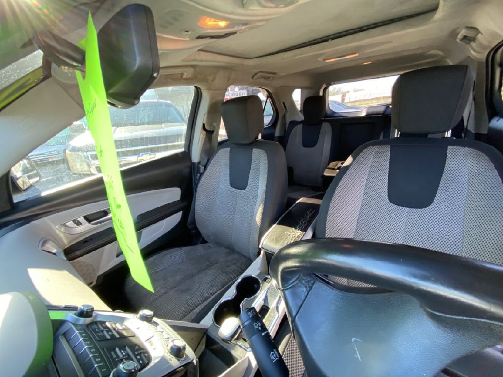 Photo 6 of this CHEVROLET EQUINOX