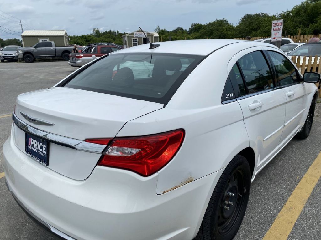 Photo 12 of this CHRYSLER 200