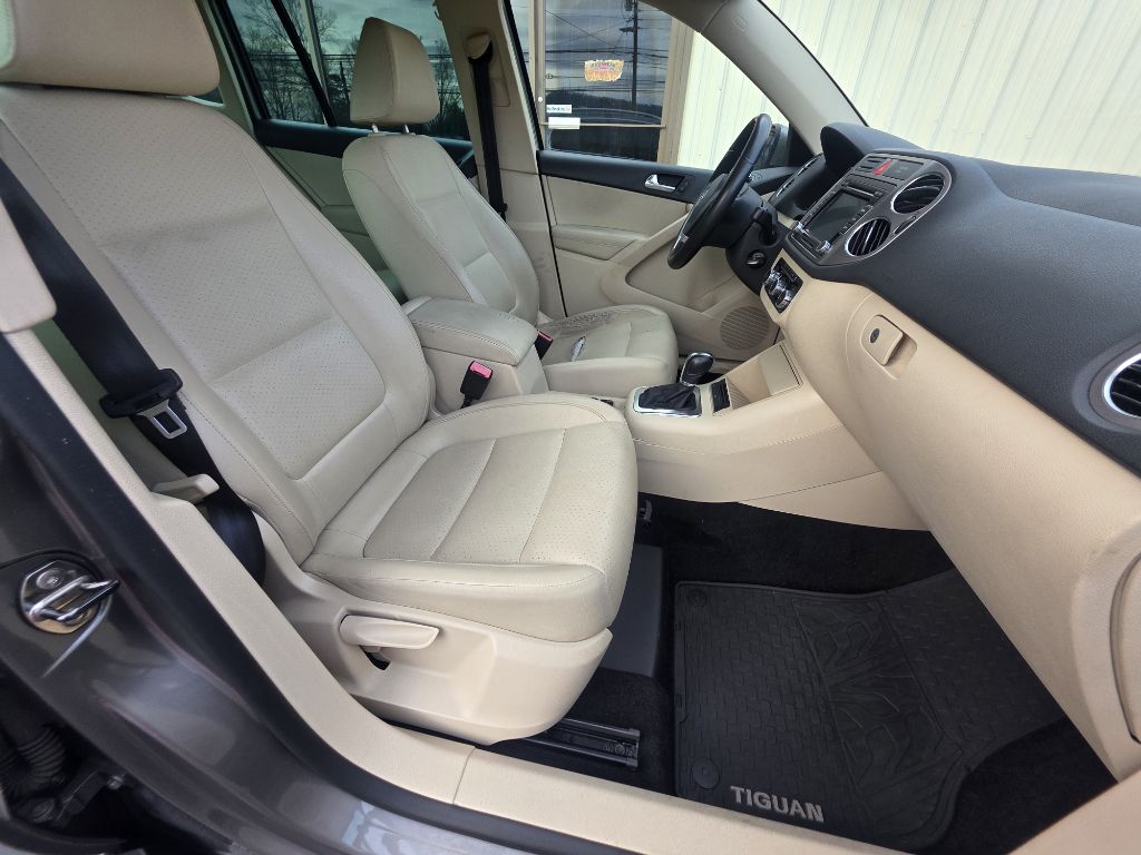 Photo 6 of this VOLKSWAGEN TIGUAN