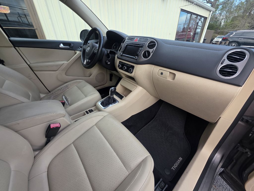 Photo 8 of this VOLKSWAGEN TIGUAN